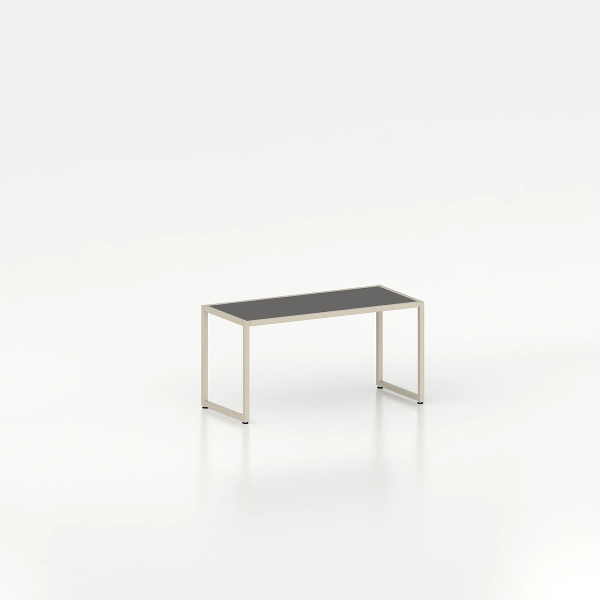 Banc d'exposition d'agencement avec cadre en acier — plateau bois noir et structure coloris beige