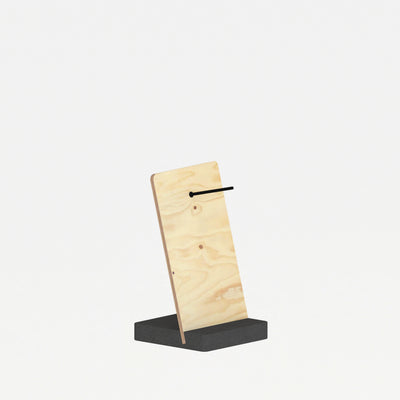 Présentoir de table à picots sur socle bois