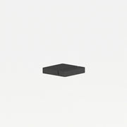 Socle de base épuré pour la présentation de PLV sur un comptoir de caisse.