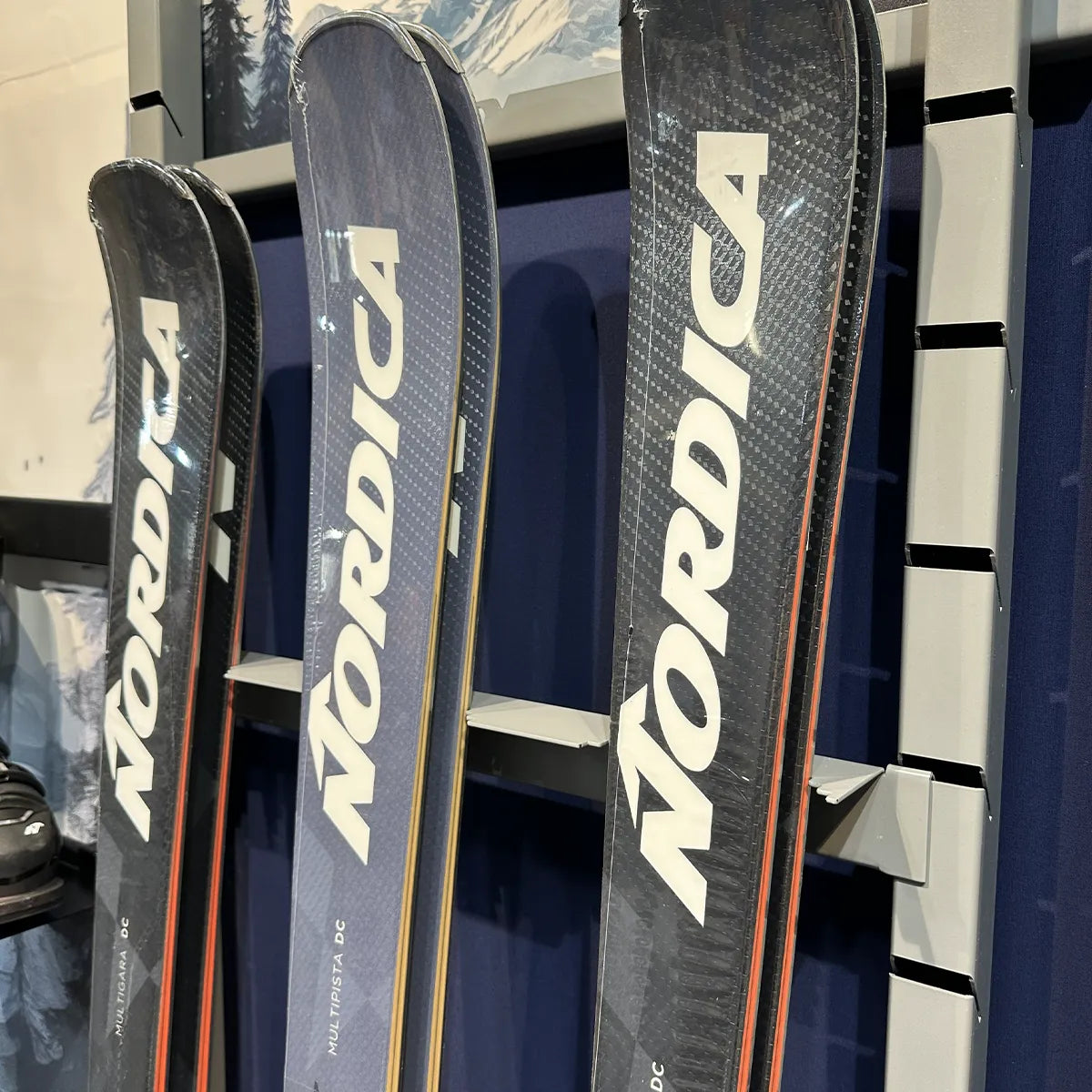 Support de présentation mural pour 3 skis entre 2 montants Poto