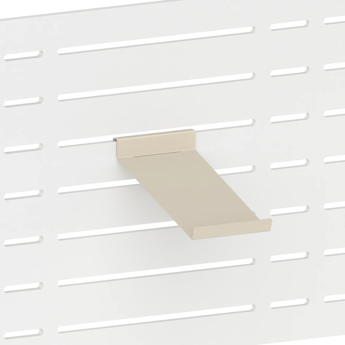 Tablette de merchandising inclinée (panneau Slatwall) — coloris beige