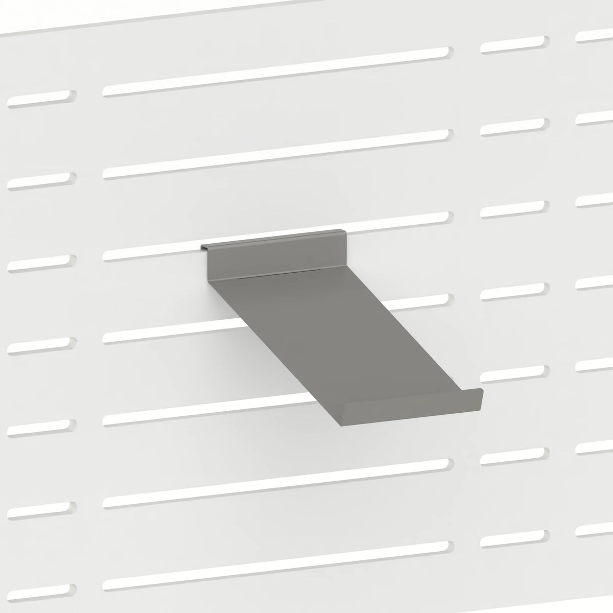 Tablette de merchandising inclinée (panneau Slatwall) — coloris gris