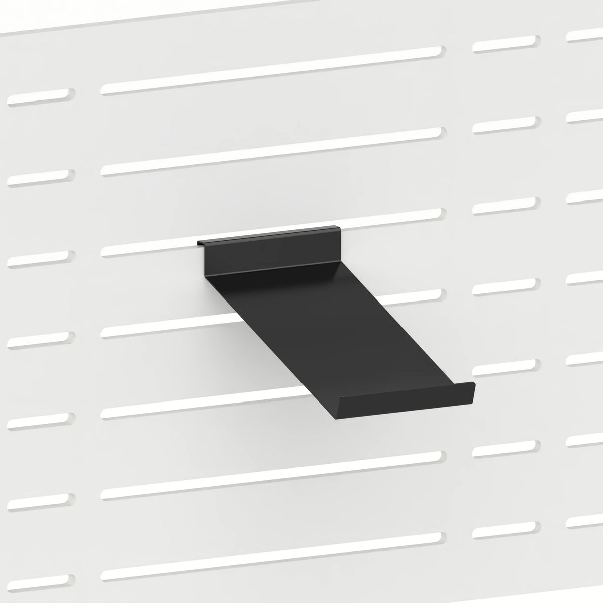 Tablette de merchandising inclinée (panneau Slatwall) — coloris noir